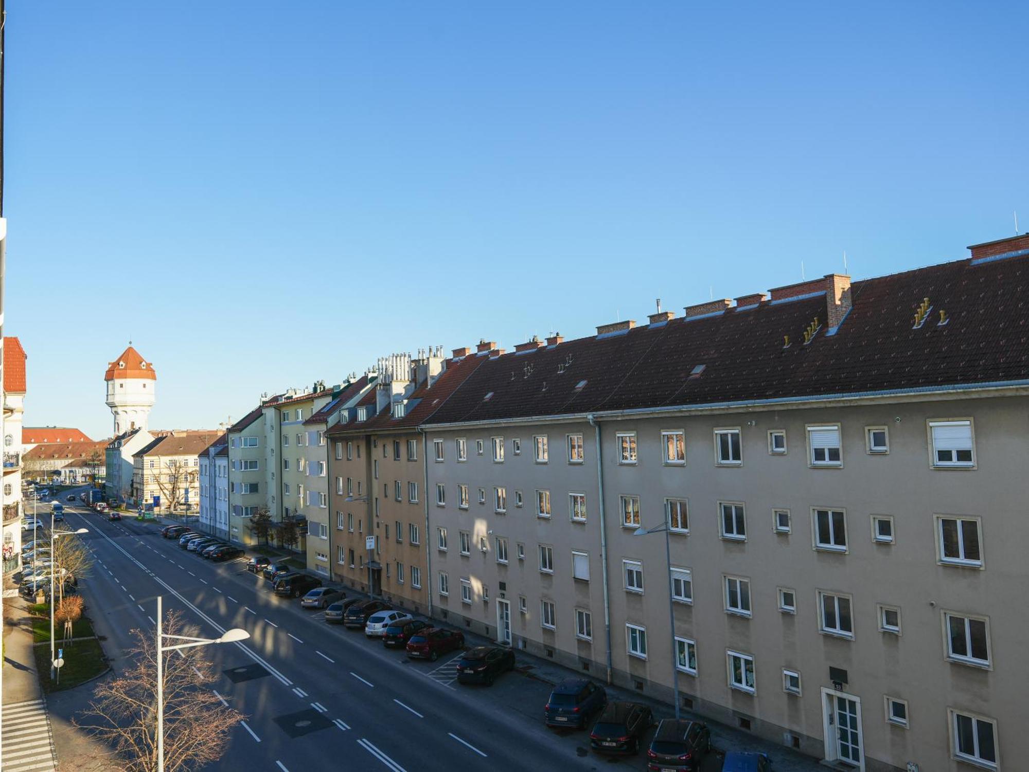 Spacious Apartments With View & Free Parking Wiener Neustadt Luaran gambar